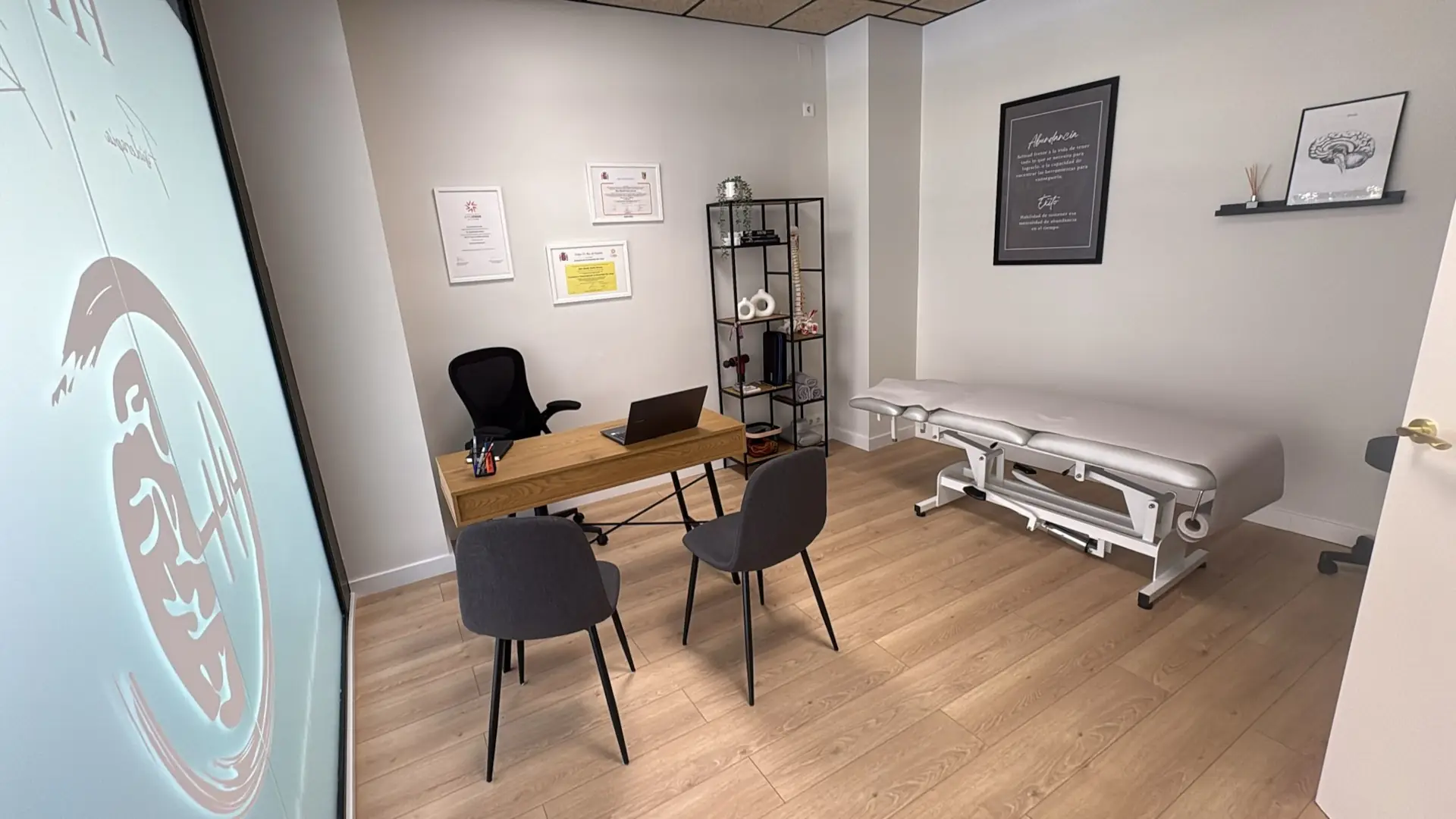 Sala de tratamiento con camilla en clínica de fisioterapia Zaragoza
