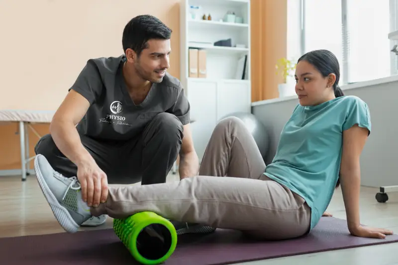 fisioterapia-dolor-cronico-paciente-ejercicio-zaragoza Paciente realizando ejercicios de fisioterapia para aliviar el dolor crónico en Zaragoza