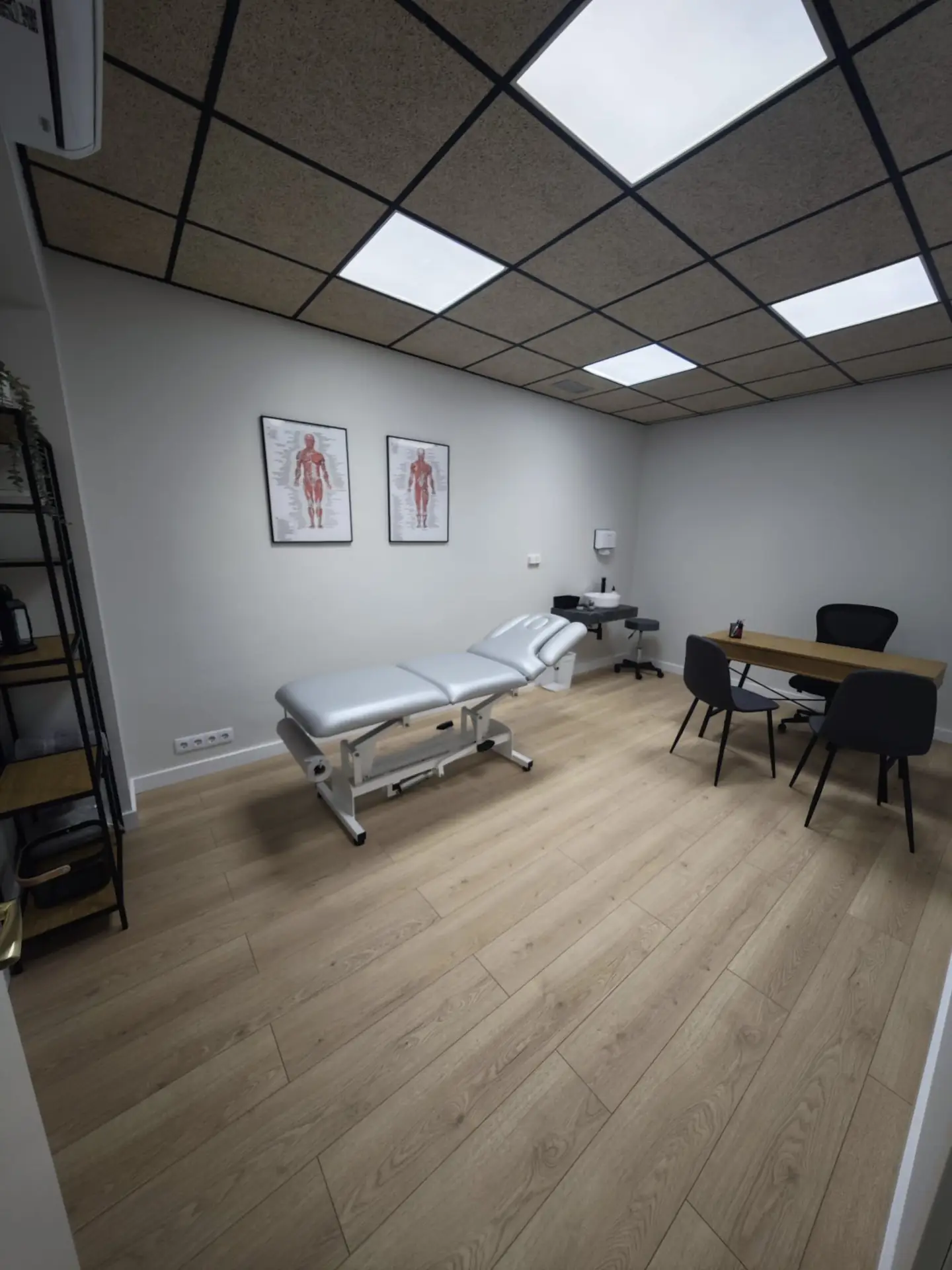 Camilla y material en consulta de fisioterapia en Zaragoza