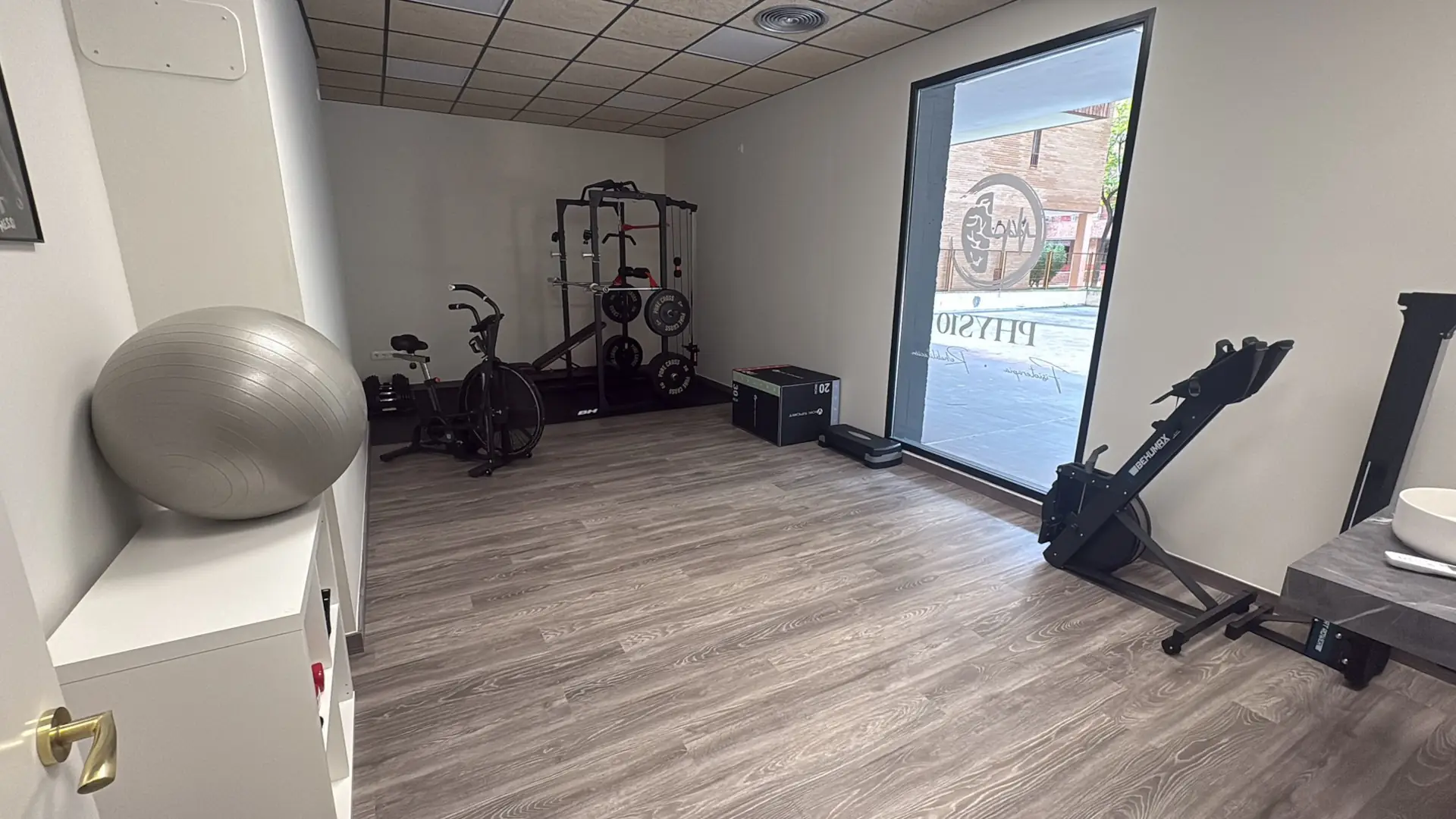 Sala equipada con máquinas para tratamientos de fisioterapia en Zaragoza